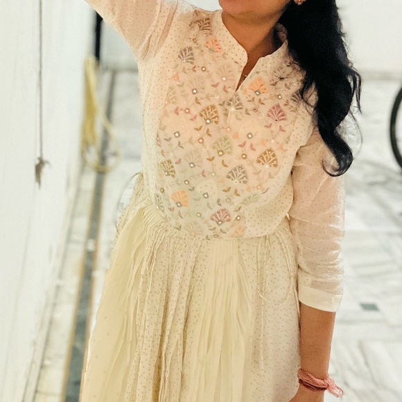 Dresses & Skirts - Off white maxi dress with side tie up strings on cotton fabric